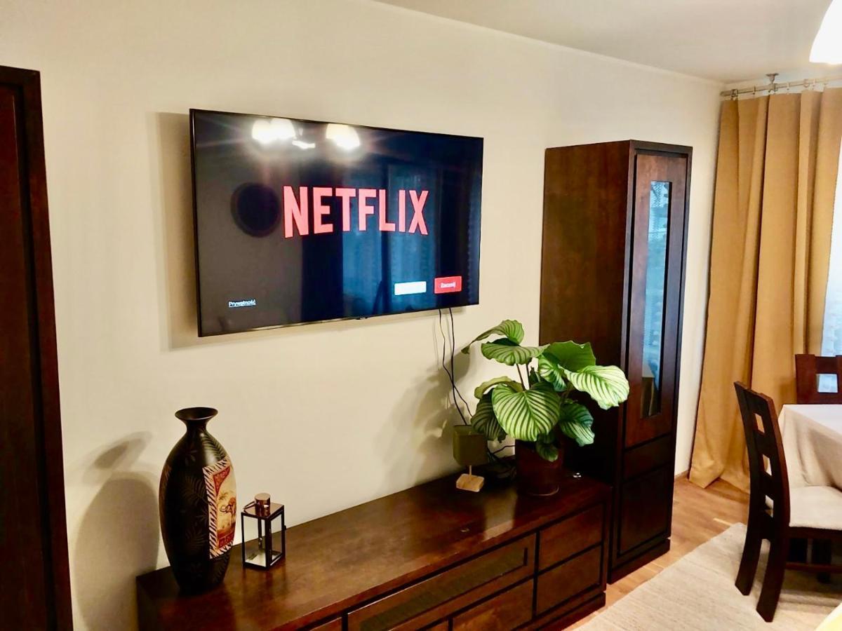 Yellow Apartment Airport Galeria Mokotow Netflix Warsaw Exterior photo